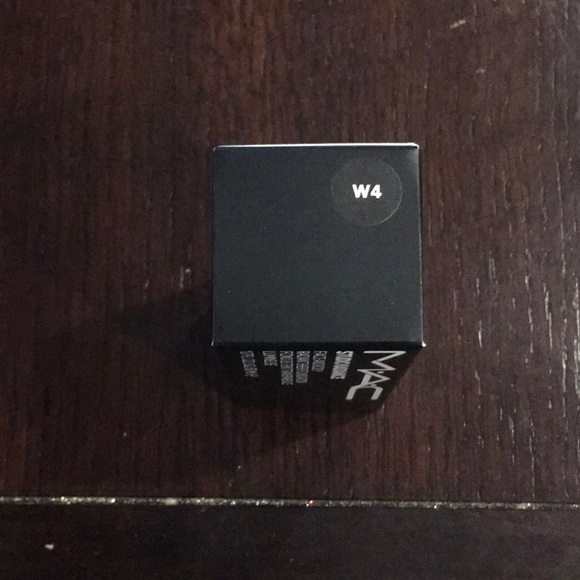 New in box MAC Studio Radiance Foundation W4 - Picture 3 of 3